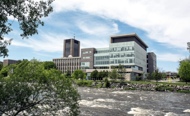 Ontario extends freeze on University and College admission fees