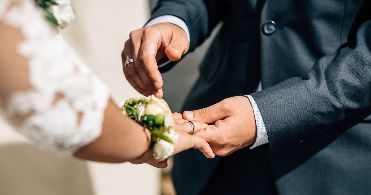 Easy ways to cut wedding costs