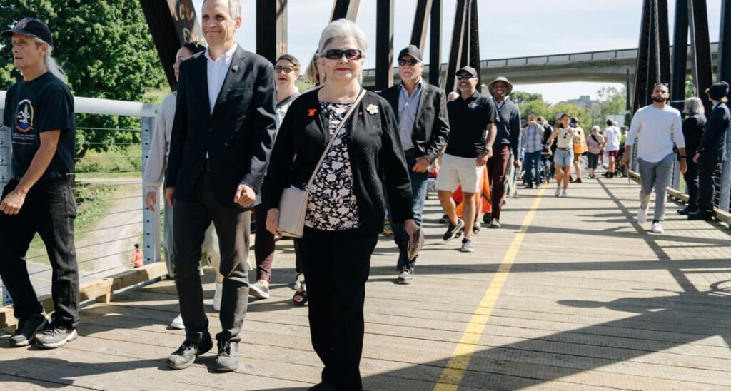 Ottawa celebrates opening of new pedestrian bridge